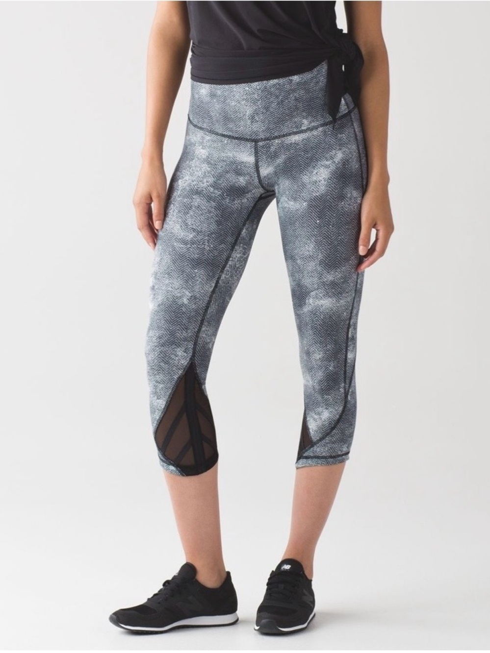 Lululemon Essential Rhythm Crop (Luxtreme)
Diffusion White Black size 4 EUC